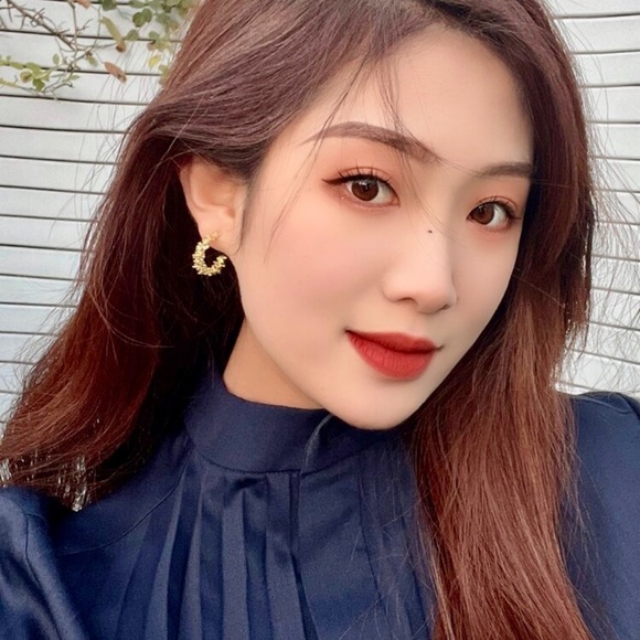 DAZY Textured Metal Cuff Hoop Earrings - Picture 4 of 9